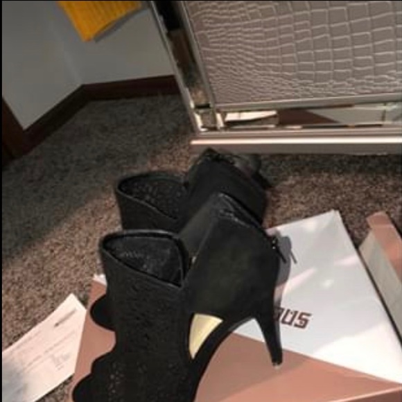 black heels - Picture 2 of 2